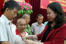 La vicepresidenta de Vietnam, Vo Thi Anh Xuan, entrega obsequios a pobladores en el distrito de Ha Quang. (Fotografía: VNA)