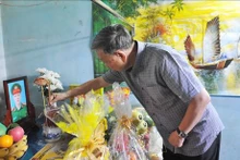 El ministro de Seguridad Pública de Vietnam, To Lam, rinde tributo a los mártires. (Fotografía: VNA)