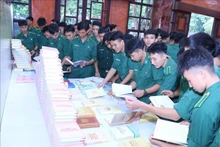 Estudiantes de la Academia de la Guardia Fronteriza aprenden acerca el libro titulado“Algunos temas sobre la política militar y la estrategia de defensa nacional durante la causa de construcción y defensa de la Patria socialista de Vietnam en el nuevo período” del secretario general del Partido Comunista de Vietnam, Nguyen Phu Trong. (Fotografía: VNA)