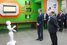 El secretario de Estado de Estados Unidos, Antony Blinken, visita la Universidad de Ciencia y Tecnología de Hanói. (Fotografía: VNA)