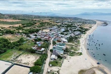 Vista de la aldea de Vinh Truong, en la comuna de Phuoc Dinh, del distrito de Thuan Nam de Ninh Thuan, que se encuentra en el área donde se suspendió la construcción de la planta de energía nuclear Ninh Thuan 1 y se invirtió en obras de infraestructura esenciales. (Fotografía: VNA)