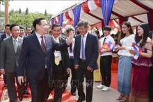 [Foto] Presidente del Parlamento vietnamita visita fábrica de caucho en Camboya