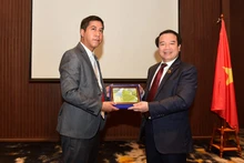 Entrega de un regalo de recuerdo al director ejecutivo de la PATA, Paul Prungkarn (izquierda). (Fotografía: Administración General de Turismo de Vietnam)