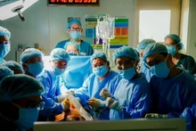 Médicos vietnamitas realizan con éxito una intervención intrauterina a una madre singapurense. (Fotografía: VNA)