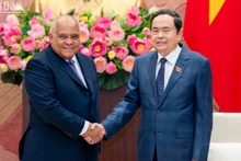 [Foto] Dirigente parlamentario de Vietnam recibe a saliente embajador de Cuba