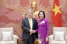 La vicepresidenta de la Asamblea Nacional de Vietnam Nguyen Thi Thanh recibe en Hanói al presidente y director general del Grupo de Energía Eléctrica de Corea, Kim Dong Cheol. (Fotografía: VNA)