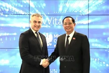 El vicepresidente de la Asamblea Nacional de Vietnam, coronel general Tran Quang Phuong, y el viceprimer ministro polaco y ministro de Digitalización, Krzysztof Gawkowski. (Fotografía: VNA)