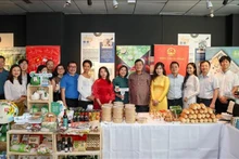 En el stand de Vietnam. (Fotografía: VNA)