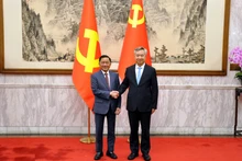 El jefe de la Comisión de Control Disciplinario del Comité Central del Partido Comunista de Vietnam, Tran Cam Tu, y el secretario de la Comisión Central de Inspección Disciplinaria del Partido Comunista de China, Li Xi. (Fotografía: Nhan Dan)