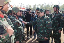 El primer ministro de Vietnam, Pham Minh Chinh, con soldados del cuerpo del ejército número 12. (Fotografía: VNA)