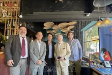 El embajador de Vietnam en Argentina, Duong Quoc Thanh, y delegados al evento. (Fotografía: VNA)