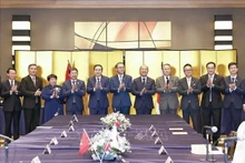El presidente de la Asamblea Nacional, Tran Thanh Man, se toma fotografías de recuerdo con los delegados. (Fotografía: VNA)