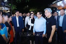 El primer ministro de Vietnam, Pham Minh Chinh, y el presidente de NVIDIA, Jensen Huang, en la actividad. (Fotografía: VNA)