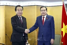 El presidente de la Asamblea Nacional de Vietnam, Tran Thanh Man (derecha), y el titular del Partido Democrático Constitucional de Japón, Noda Yoshihiko. (Fotografía: VNA)