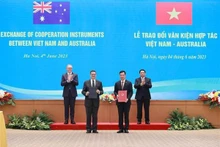 El primer ministro de Vietnam, Pham Minh Chinh, y su homólogo australiano, Anthony Albanese, presencian la ceremonia de la firma del Memorando de Entendimiento. (Fotografía: VNA)