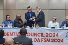 En el evento, el presidente de la Confederación General del Trabajo de Vietnam, Nguyen Dinh Khang, entrega un recuerdo a la junta directiva de la Federación Sindical Mundial. (Fotografía: VNA)