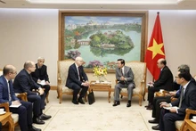 El vice primer ministro de Vietnam, Tran Hong Ha, recibe al embajador de Finlandia en Vietnam, Keijo Novaron, y al presidente del Grupo finlandés de Wartsila, Hakan Agnevall. (Fotografía: VNA)