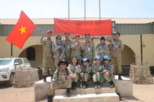 Los grupos de médicos y oficiales del hospital de campaña de nivel 2 de Vietnam en Sudán del Sur, brindan atención médica a mujeres y niños en la ciudad de Bentiu, el 5 de marzo. (Fotografía cortesía del Departamento de Operaciones de Mantenimiento de la Paz de Vietnam)
