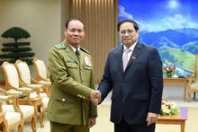 El primer ministro de Vietnam, Pham Minh Chinh, recibe al vice primer ministro y titular de Seguridad Pública de Laos, Vilay Lakhamhong. (Fotografía: Nhan Dan)