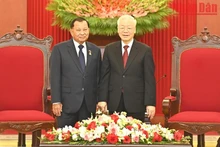 El secretario general del PCV, Nguyen Phu Trong (derecha), y el presidente del Senado de Camboya, Samdech Say Chhum. (Fotografía: Nhan Dan)