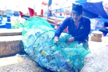 Pescadores recogen y transportan residuos plásticos desde barcos hasta la costa. (Fotografía: VNA)
