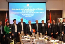 El presidente del Comité Popular de Ciudad Ho Chi Minh, Phan Van Mai, se reúne con los inversores australianos. (Fotografía: VNA)