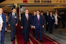 El vice primer ministro y titular de Relaciones Exteriores de Vietnam, Bui Thanh Son, recibe al primer ministro de China, Li Qiang, en el Aeropuerto Internacional de Noi Bai. (Fotografía: VNA)