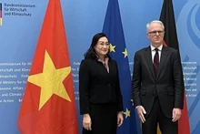 La viceministra de Industria y Comercio de Vietnam Phan Thi Thang y el secretario de Estado del Ministerio Federal de Economía y Protección del Clima de Alemania, Udo Philipp. (Fotografía: VNA)