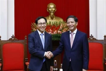 El miembro del Buró Político del Comité Central del Partido Comunista de Vietnam y jefe de su Comisión de Asuntos Económicos, Tran Tuan Anh (derecha), y el director general de la filial del grupo surcoreano Samsung en el país, Choi Joo Ho. (Fotografía: VNA)