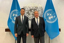El secretario general de las Naciones Unidas, Antonio Guterres, recibe al embajador Dang Hoang Giang, jefe de la misión diplomática de Vietnam ante la ONU. (Fotografía: VNA)