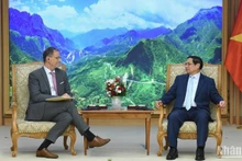 El primer ministro de Vietnam, Pham Minh Chinh (derecha), conversa con el embajador de Francia, Olivier Brochet. (Fotografía: Nhan Dan)