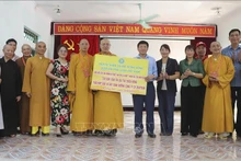La Sangha Budista de Vietnam entrega de manera simbólica obsequios a pobladores afectados por inundaciones en Muong Pon, de la provincia de Dien Bien. (Fotografía: VNA)