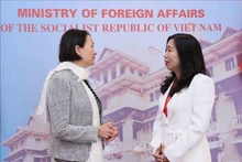 La vicecanciller vietnamita Le Thi Thu Hang (derecha) conversa con la secretaria de Estado a cargo del Indo-Pacífico en el Parlamento del Reino Unido, Catherine West. (Fotografía: VNA)