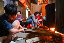 [Foto] Familias vietnamitas conservan costumbre de elaboración de “banh chung” en saludo al Año Nuevo Lunar