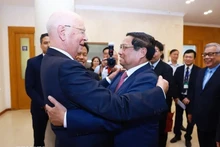 El primer ministro Pham Minh Chinh y el profesor Klaus Schwab, fundador y presidente ejecutivo del Foro Económico Mundial. (Fotografía: VNA)