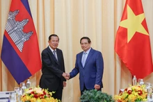 El primer ministro vietnamita, Pham Minh Chinh, y el presidente del Partido Popular y titular del Senado de Camboya, Hun Sen. (Fotografía: VNA)