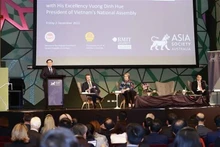 El presidente de la Asamblea Nacional, Vuong Dinh Hue (de pie), interviene en el Foro de Cooperación Económica Vietnam-Australia. (Fotografía: VNA)