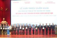 En la ceremonia de lanzamiento del libro. (Fotografía: Nhan Dan)