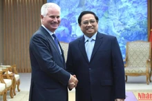 El primer ministro Pham Minh Chinh (derecha) y Charles Kaye, director general de Warburg Pincus. (Fotografía: Nhan Dan)