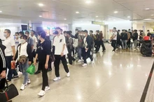 Los 60 ciudadanos vietnamitas llegan al Aeropuerto Internacional de Tan Son Nhat en Ciudad Ho Chi Minh el 30 de mayo por la mañana. (Fotografía: VNA)