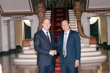 El presidente del Comité Popular de Ciudad Ho Chi Minh, Phan Van Mai (derecha), y el ministro de Economía e Industria de Israel, Nir Barkat. (Fotografía: VNA)