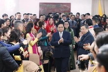 [Foto] Premier vietnamita se reúne con compatriotas en Rumania