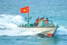 Los soldados vietnamitas siguen vigilando día y noche en Truong Sa para proteger firmemente la soberanía nacional en los mares y las islas. (Fotografía: VNA)