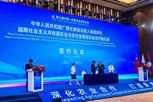 En el acto de rúbrica. (Fotografía: Ministerio de Agricultura y Desarrollo Rural de Vietnam)
