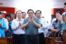 El primer ministro Pham Minh Chinh se reúne con votantes de la ciudad de Can Tho. (Fotografía: VNA)