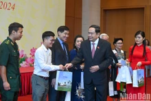 El presidente de la Asamblea Nacional de Vietnam, Tran Thanh Man, otorga regalos a ganadores del Premio Vu A Dinh. (Fotografía: Nhan Dan)