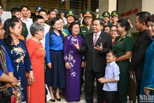 [Foto] Dirigente parlamentario de Vietnam se reúne con merecedores del Premio Vu A Dinh
