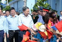El secretario general del Partido Comunista y presidente de Vietnam, To Lam, visita el distrito insular de Con Co. (Fotografía: Nhan Dan)