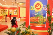 Una exposición celebra el 94 aniversario de la fundación del Partido Comunista de Vietnam. (Fotografía: VNA)