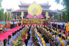 Panorama de la ceremonia conmemorativa al 2566 aniversario del nacimiento e iluminación de Buda (Día de Vesak) organizada en la ciudad vietnamita de Hue. (Fotografía: VNA)